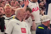 热刺夺冠瞬间，看台上的老球迷不能自已🥹