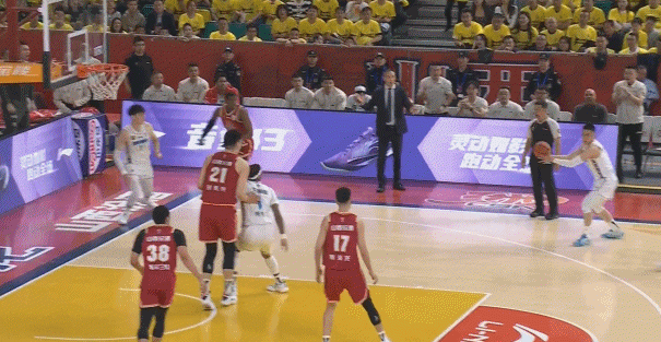 💥攻势如潮！陈盈骏单挑跳投&周琦暴扣三分 分差已经上双