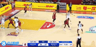 💥攻势如潮！陈盈骏单挑跳投&周琦暴扣三分 分差已经上双