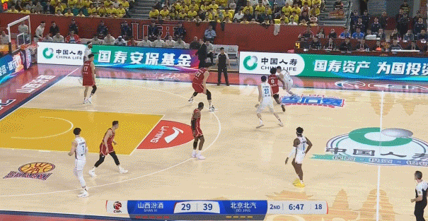 💥攻势如潮！陈盈骏单挑跳投&周琦暴扣三分 分差已经上双