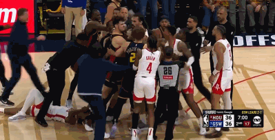 有没有人管我🥹火勇冲突躺地的阿门险些被踩到&助教赶忙保护！