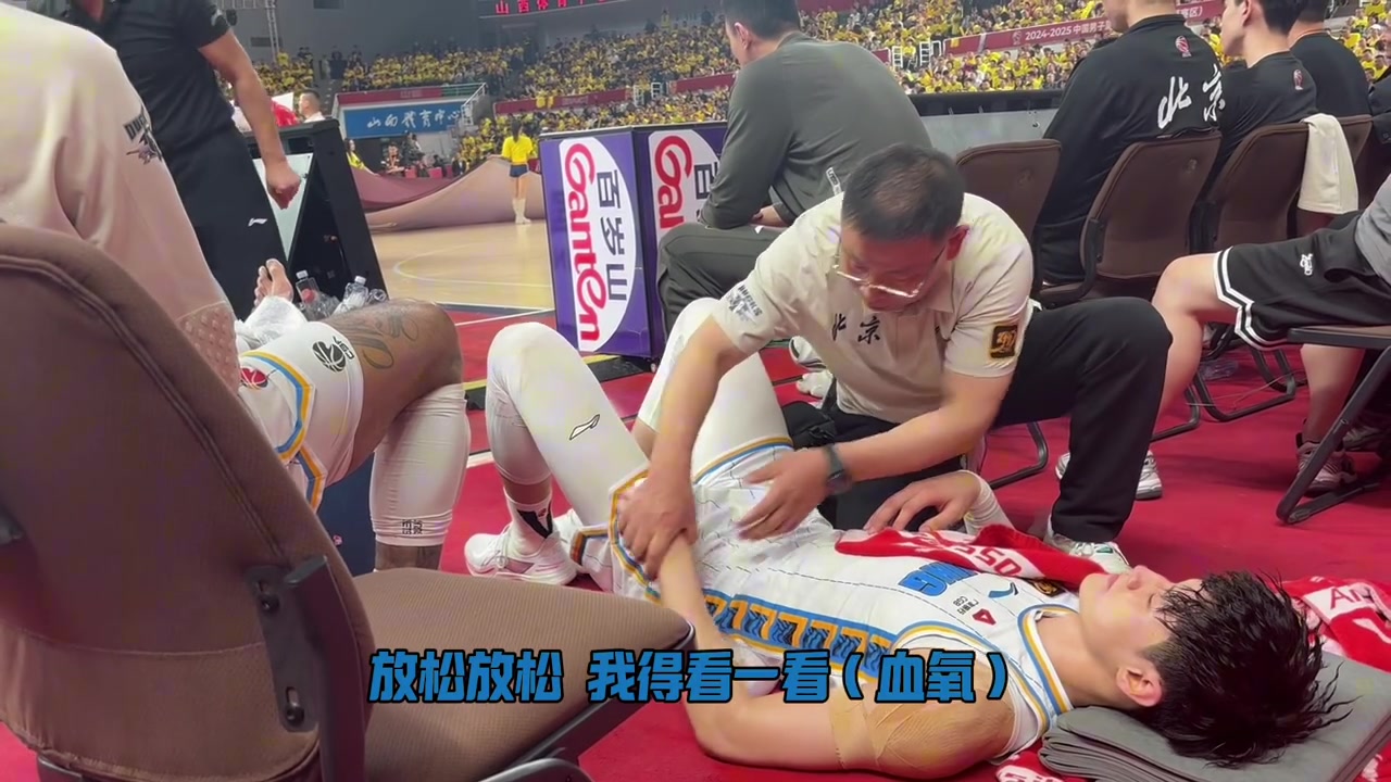 记者：山西主场急救通道的门锁了 曾凡博的担架一开始出不去