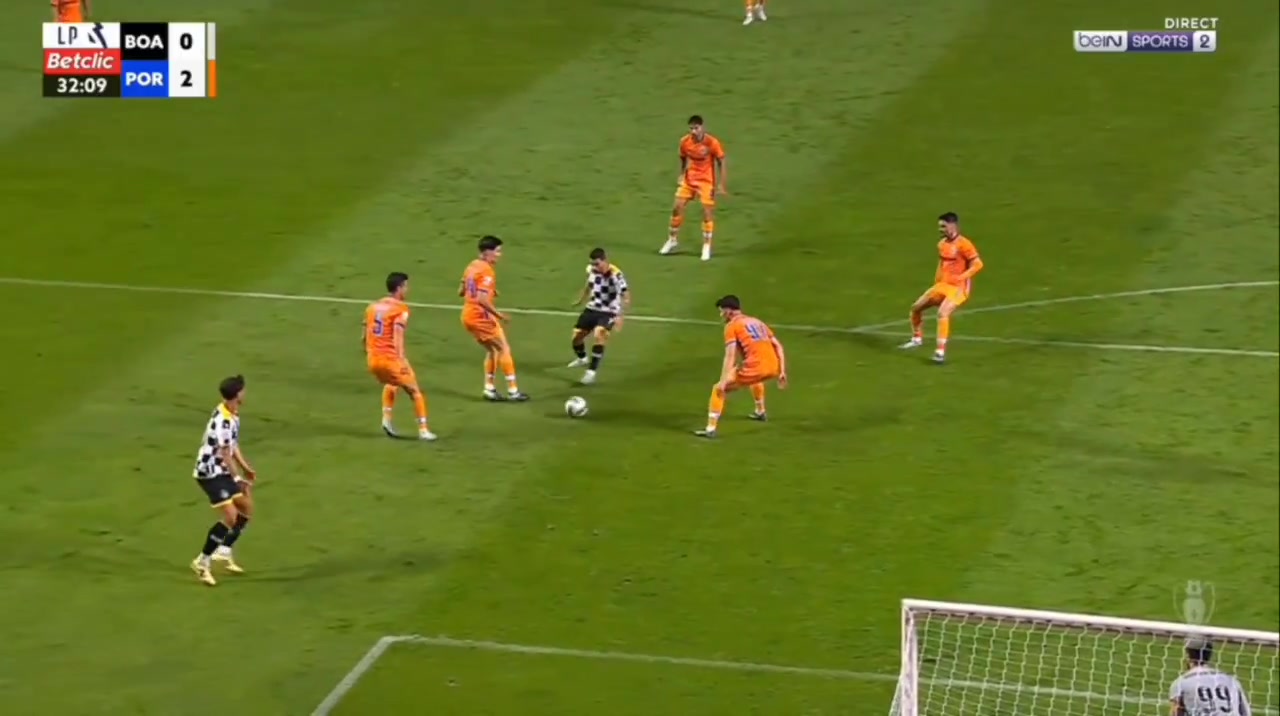 离谱🤣波尔图球员抬手指挥队友解围，后者将球踢到他手臂上送点